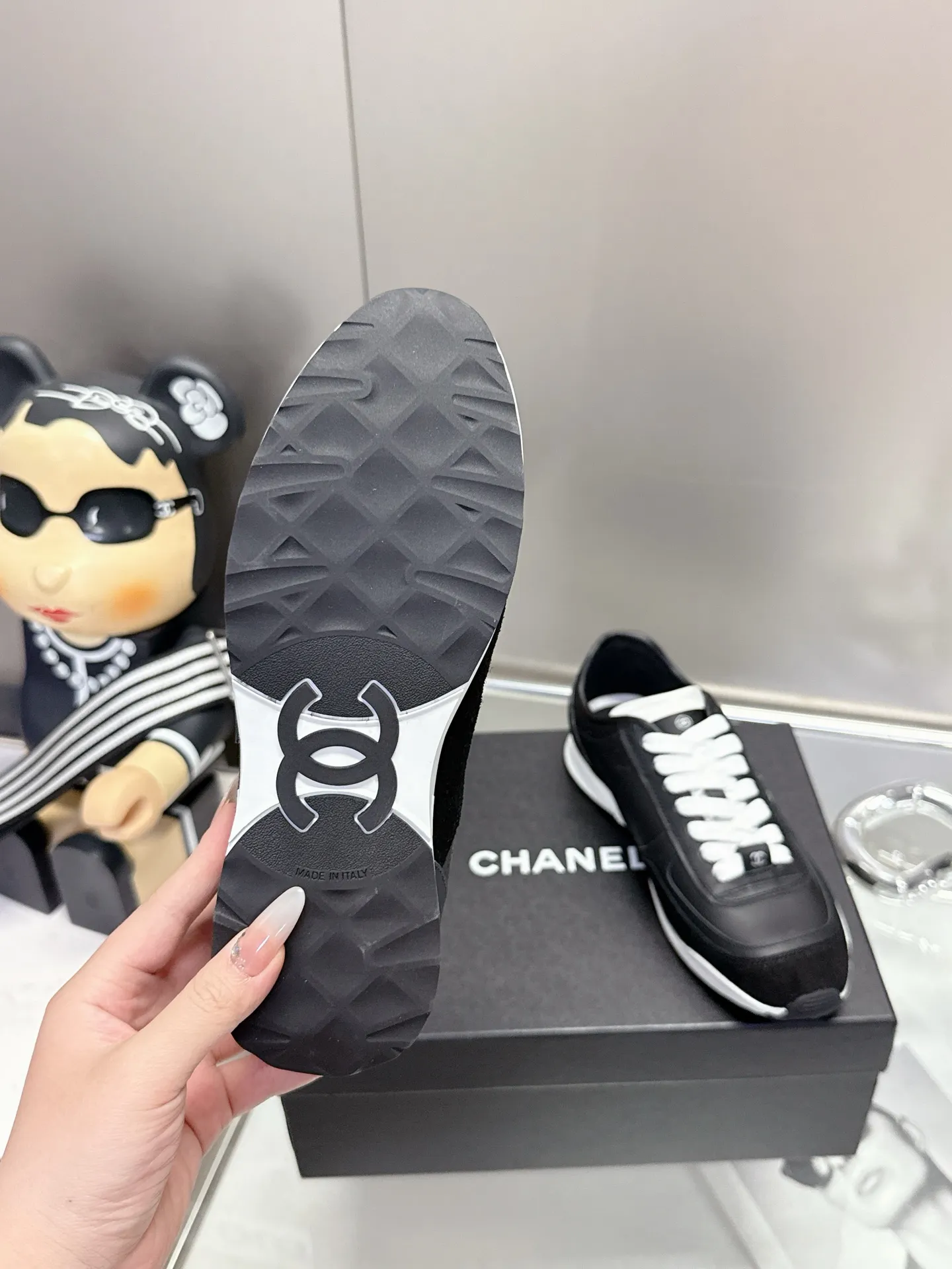 👟👟Ex-factory price 500👟👟 (size 35-40) Chanel 25p panda sneakers! It’s really out of the spotlight recently, and there’s a reason why it’s so popular! The upper is made of first-layer calfskin, with a sheepskin lining, which is breathable and comfortable. It has a full whitening effect and can easily show off your slender legs when paired with any style of clothes. Whoever wears it will look better~ The comfort level is simply amazing. Beauty and comfort coexist, and they are extremely versatile. Wearing it can easily walk ten or twenty thousand steps without any pressure, and it feels light and breathable. The classic black and white color scheme is really the best for spring and summer wear! No matter what kind of clothes you wear in daily life, you can never go wrong. You can mix and match them beautifully and look very delicate and stylish. People with wide feet don’t have to worry about making their feet look fat. Wearing it will make your feet look better. I really love this pair of shoes. Come and get a pair to make your steps more comfortable and fashionable!